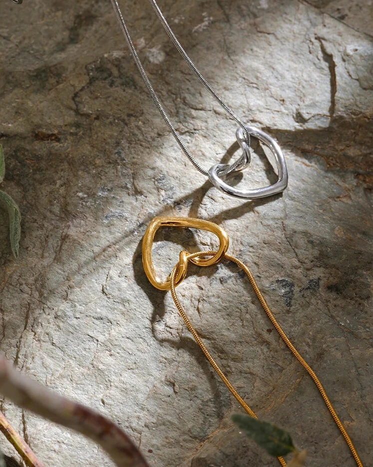 Colar Coração Vazado Banhado em Ouro 18k
