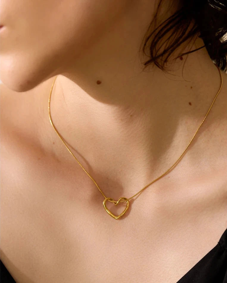 Colar Coração Vazado Banhado em Ouro 18k